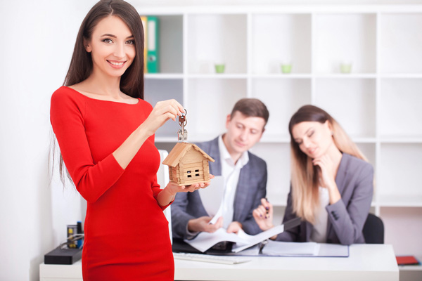 realtor-giving-keys